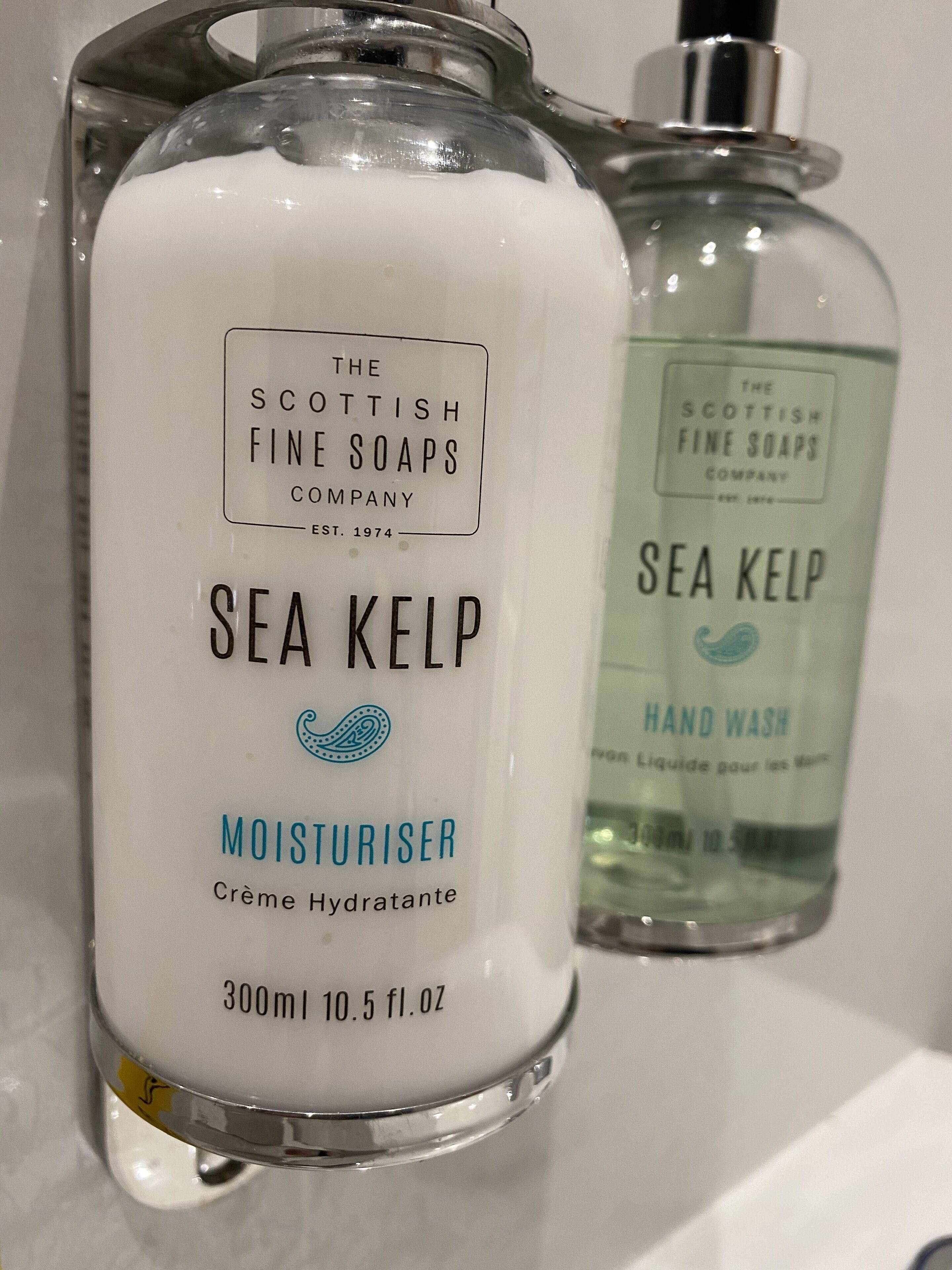 Deux flacons de savon liquide pour les mains « Sea Kelp » de la marque The Scottish Fine Soaps Company.