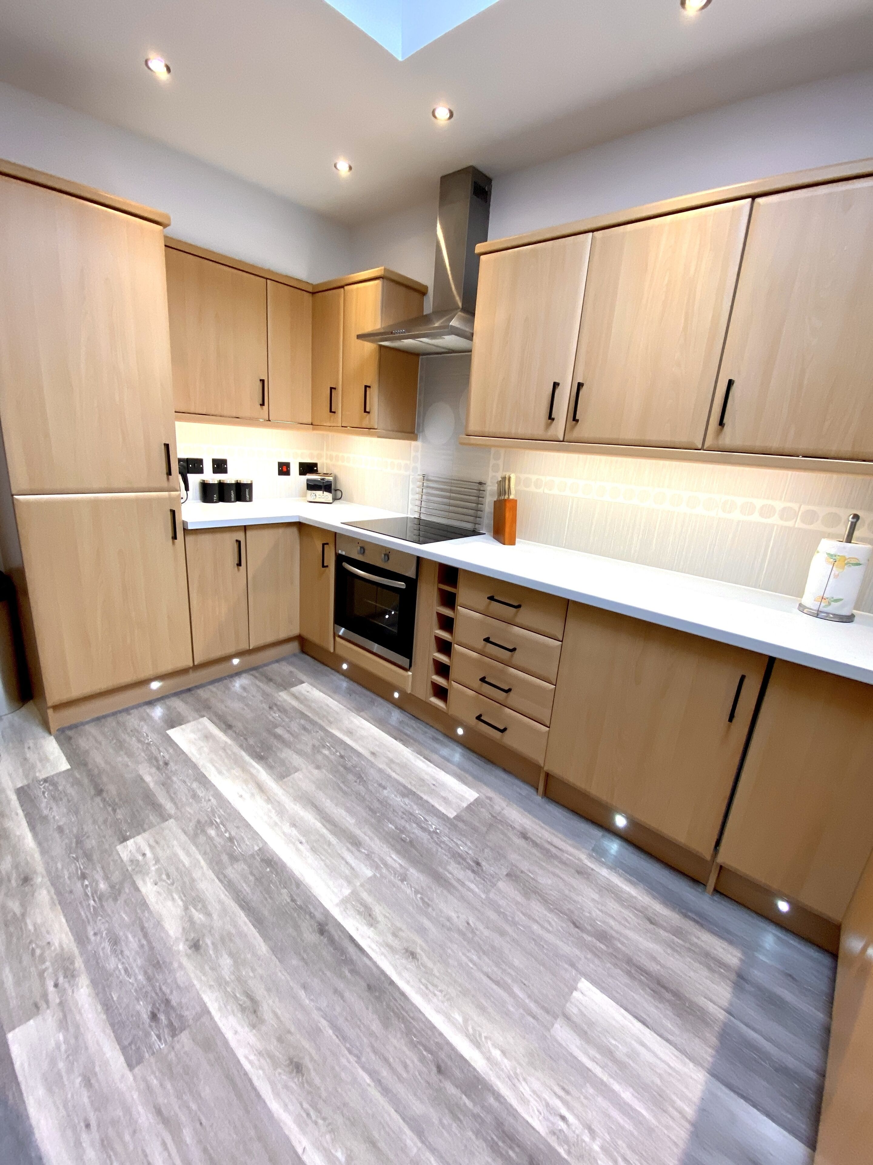 Kjøleskap, mikrobølgeovn, ovn og kokeplater