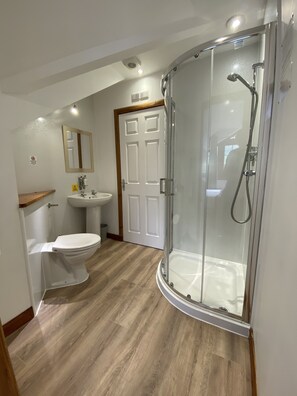 Duschwanne, umweltfreundliche Kosmetikartikel, Haartrockner, Handtücher