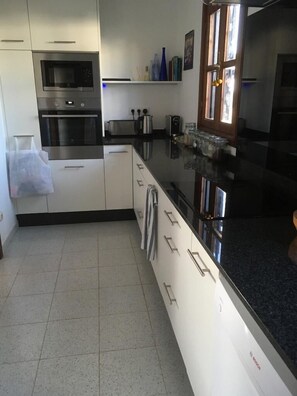 Mikrowelle, Geschirrspüler, Wasserkocher mit Kaffee-/Teezubehör, Toaster