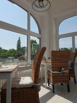 Coin salon dans le hall