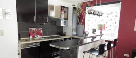 Réfrigérateur, micro-ondes, four, plaque de cuisson