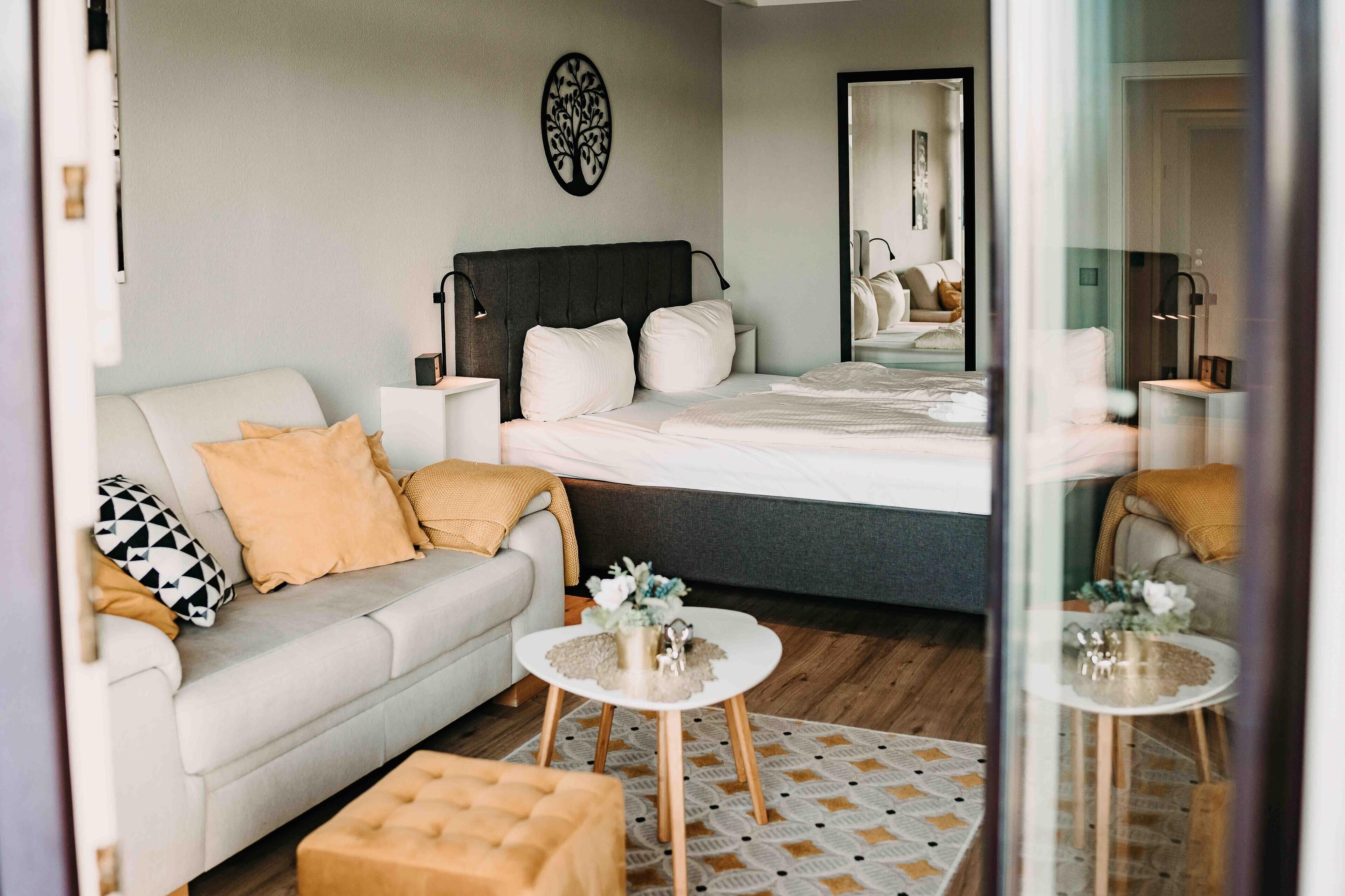 1 bedroom, desk, internet, bed sheets