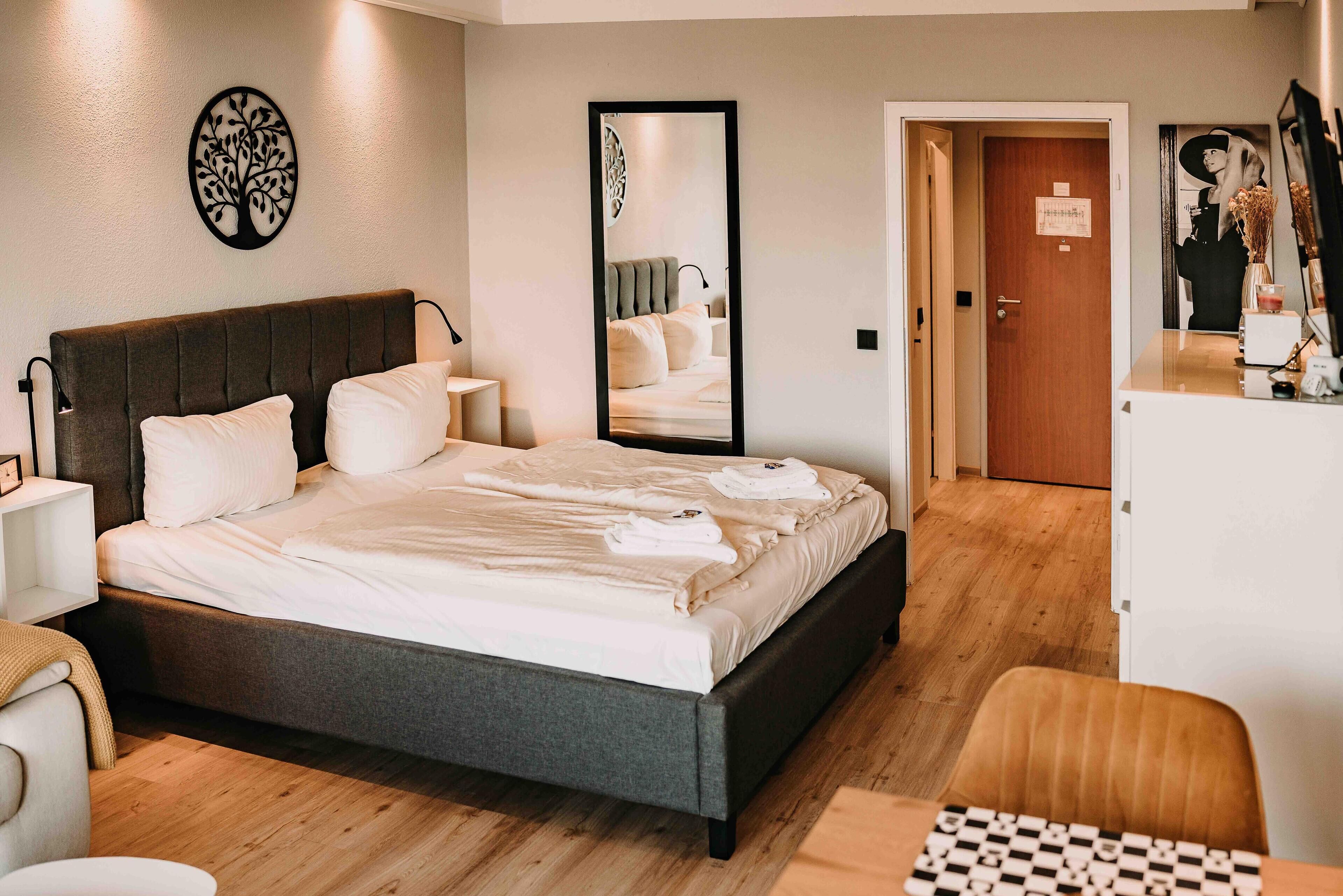 1 bedroom, desk, Internet, bed sheets