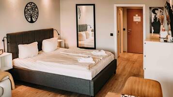 1 bedroom, desk, Internet, bed sheets