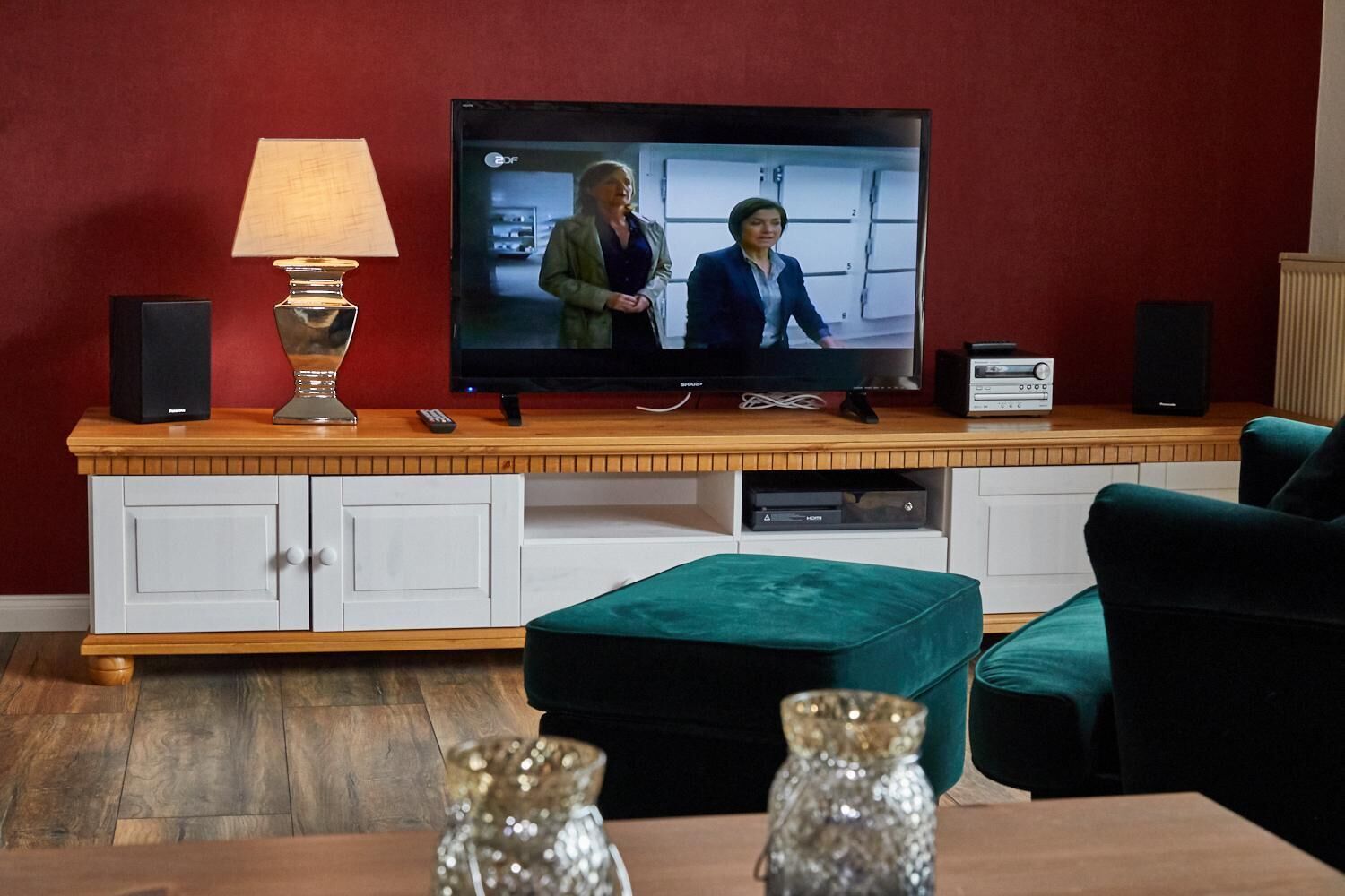 Televisio, takka, DVD-soitin, stereot