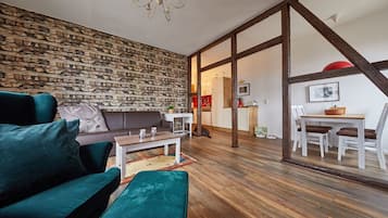 Televisio, takka, DVD-soitin, stereot