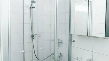 SĂšche-cheveux, serviettes fournies