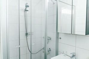 Sèche-cheveux, serviettes fournies