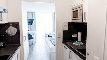 Kühlschrank, Mikrowelle, Ofen, Herdplatte