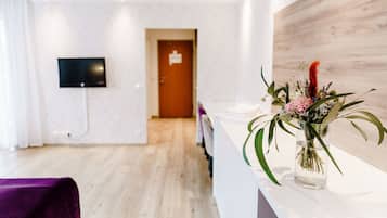 1 bedroom, desk, internet, bed sheets