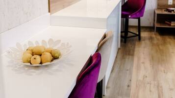 1 bedroom, desk, internet, bed sheets