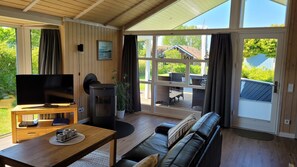 Smart-TV, Kamin, DVD-Player, Bücher