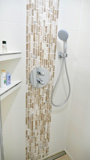 Chuveiro, secador de cabelo, toalhas de banho, sabonete
