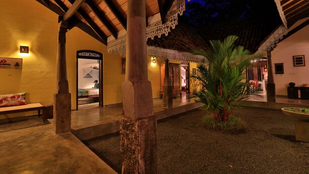 An outdoor area with a wooden pergola, a bench, and a palm tree. - Near Galle, recent colonial house, 3 bedrooms, large swimming pool in the park (Galle)