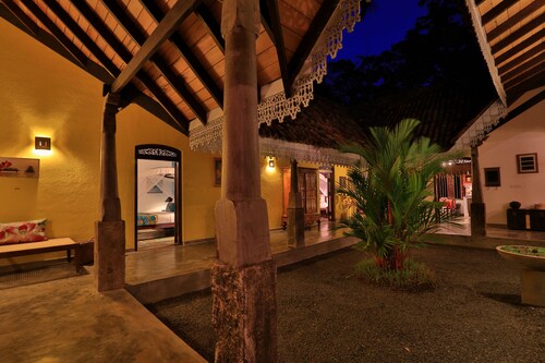 Near Galle, recent colonial house, 3 bedrooms, large swimming pool in the park