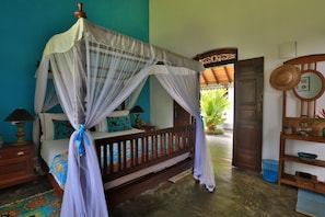 3 bedrooms, in-room safe, iron/ironing board, WiFi
