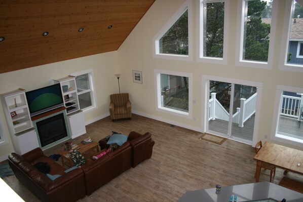 Smart TV, fireplace, DVD player, foosball - Bright, sunny house w/hot tub, close to beach! (Seaside)