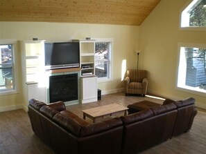 Smart TV, fireplace, DVD player, foosball - Bright, sunny house w/hot tub, close to beach! (Seaside)