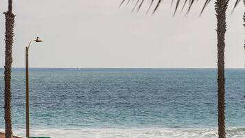Beach nearby, sun loungers, beach towels