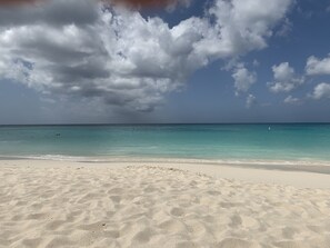 On the beach - Luxury, Eagle Beach Front 2BR, Penthouse  Private Roof Terrace (Eagle Beach)