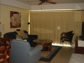 Smart TV, DVD player, ping pong, books - Luxury, Eagle Beach Front 2BR, Penthouse  Private Roof Terrace (Eagle Beach)