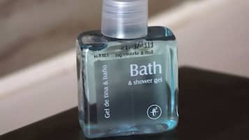 Um frasco de gel de banho e chuveiro sobre uma superfície preta.
