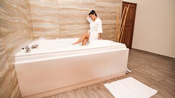 Suite | Private spa tub