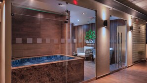 A spa area with a hot tub, wooden walls, and a reception desk. - Rado Hotel - Quintanas (Trujillo)