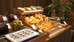A buffet with various food items including bread, pastries, and condiments. - Rado Hotel - Quintanas (Trujillo)