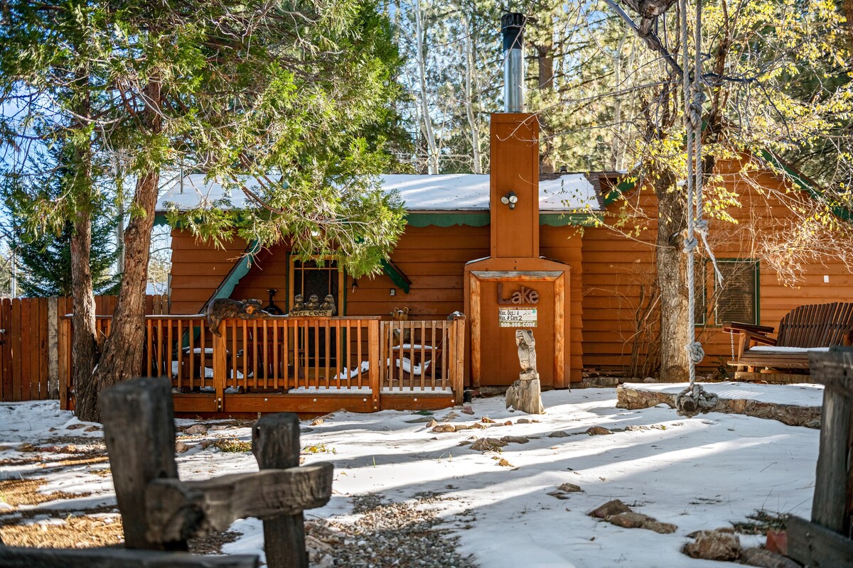 2-bedroom dog-friendly cabin, with spa & fireplace, just steps to the Lake!!