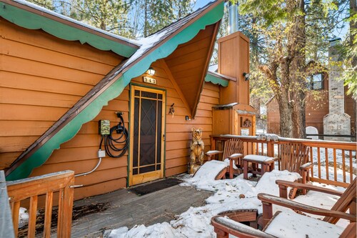2-bedroom dog-friendly cabin, with spa & fireplace, just steps to the Lake!!