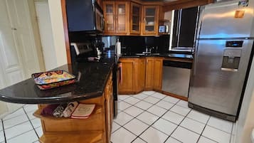 KĂŒhlschrank, Mikrowelle, Ofen, Herdplatte