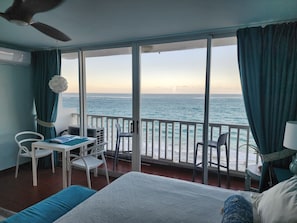 Tabla de planchar con plancha, wifi y ropa de cama