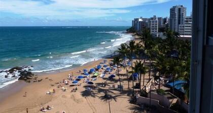 Condado Beachfront Studio, Incredible view, next to Mariott, secure, king bed