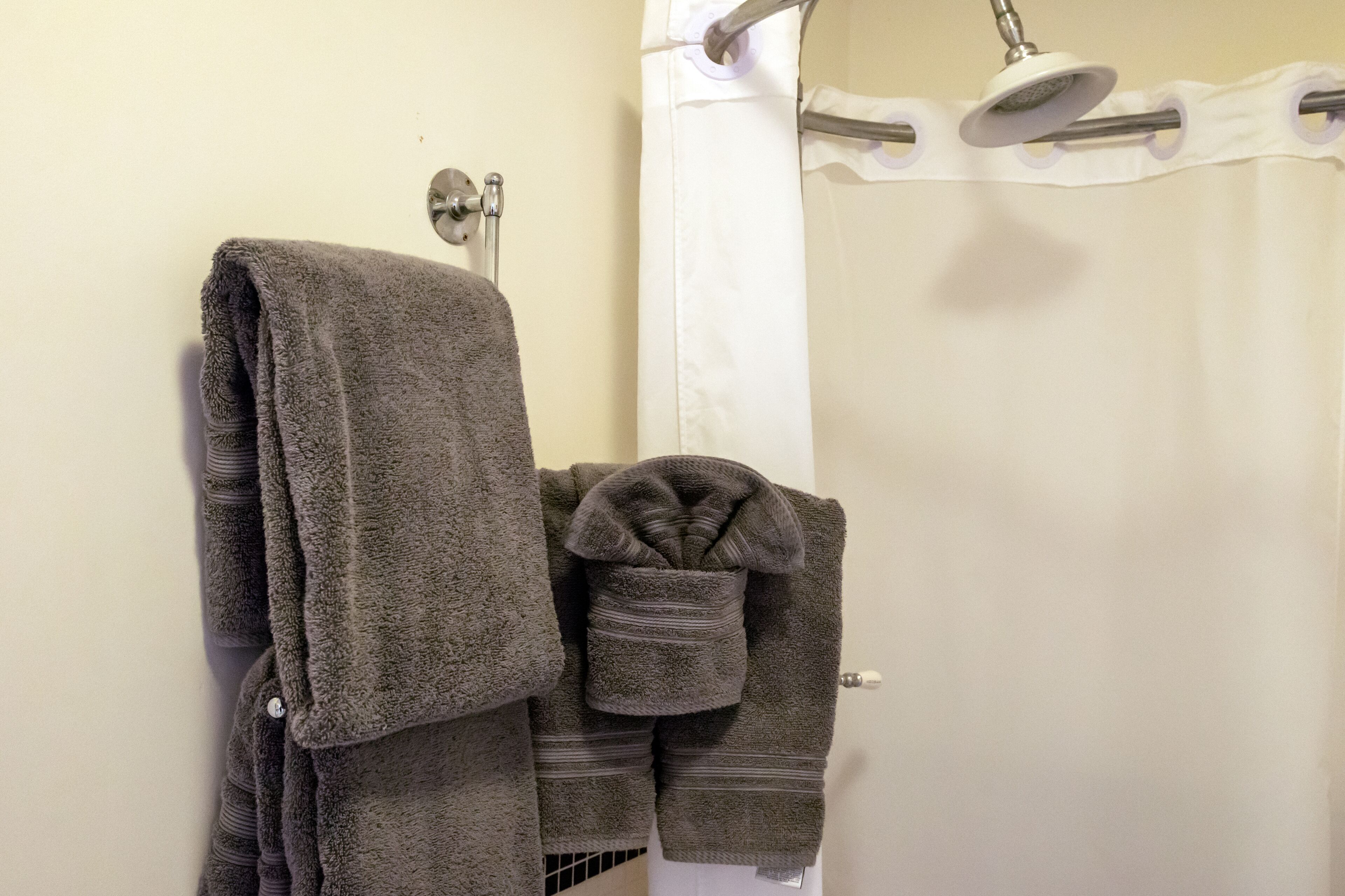 Sèche-cheveux, serviettes fournies, savon, papier toilette