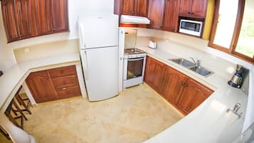 Frigorífico, microondas, horno y placa de cocina
