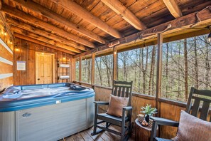 Indoor spa tub - Mins from the Parkway! Come and Rest Awhile! (Sevierville)