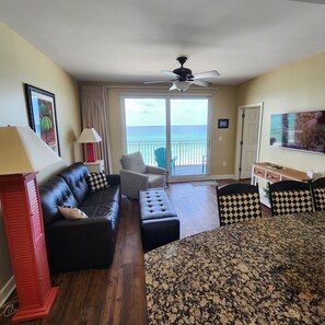 Een smart-tv, videogames, een dvd-speler en tafelvoetbal