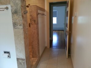 Duschwanne, Haartrockner, Bidet, Handtücher