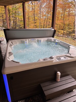 Outdoor spa tub - True North at Sunday River-Powder Ridge-4miles to Mtn. New Air Conditioning !! (Newry)