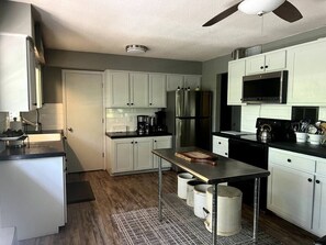 Jääkaappi, mikroaaltouuni, uuni, liesi