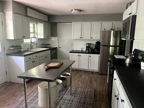 Jääkaappi, mikroaaltouuni, uuni, liesi