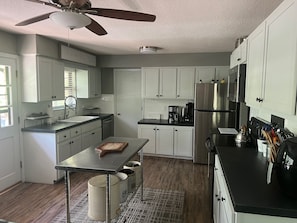 Frigorífic, microones, forn i placa de cuina 