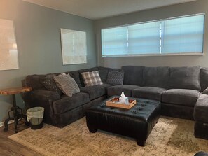 Een smart-tv, een open haard, videogames en een dvd-speler