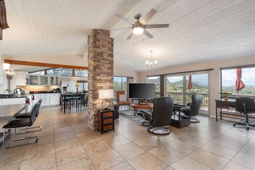 Discover Prescott charm, just a 7-min drive from Whiskey Row with amazing views!