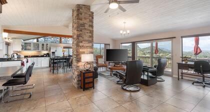 Discover Prescott charm, just a 7-min drive from Whiskey Row with amazing views!