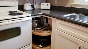 Une cuisine équipée d’une cuisinière, d’un mixeur, d’un grille-pain et d’un évier.