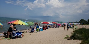 Una spiaggia nelle vicinanze, lettini da mare
