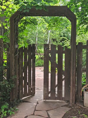 Property grounds - Visit History - Close Access to Everything Cool in Boulder - Bus, Bike or Walk (Boulder)